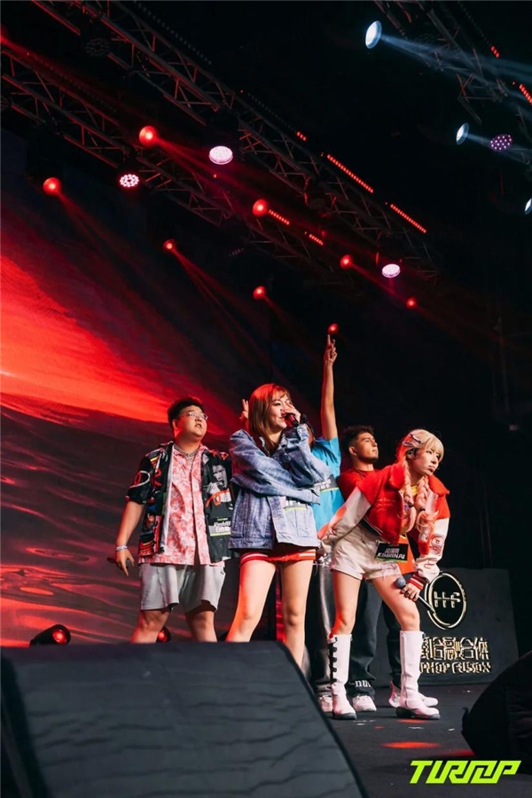 爱游戏娱乐-埃因霍温训练开放日;窗口期伤情更新引欢呼;NBA总决赛在即;临场指挥获称赞的简单介绍